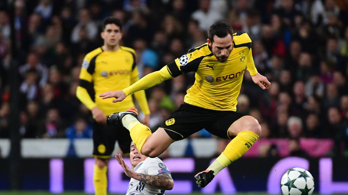 Gonzalo Castro zeigt seine Qualitäten im Hürdenlauf und überspringt James Rodriguez einfach