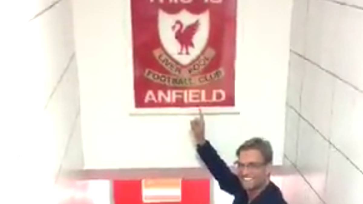 Auf dem Weg zur Kabine hängt das berühmte Schild mit der Aufschrift "This is Anfield"