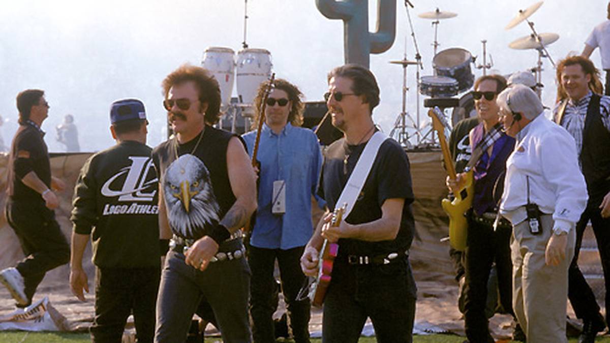 Über alle Mode-Diktate völlig erhaben zeigen sich 1996 die Doobie Brothers in Tempe/Arizona. Man beachte den Kaktus