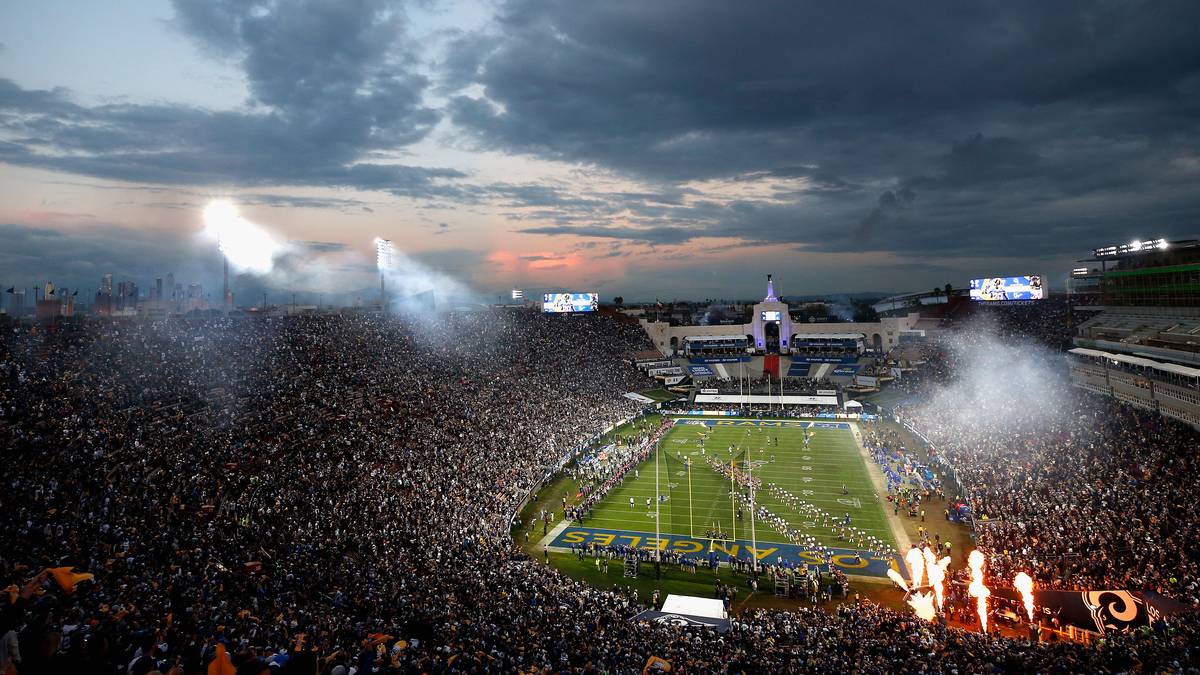 Es wird aber auch als Football-Stadion genutzt, wie hier beim NFC Divisional Playoff Game 2019 zwischen den Los Angeles Rams und den Dallas Cowboys