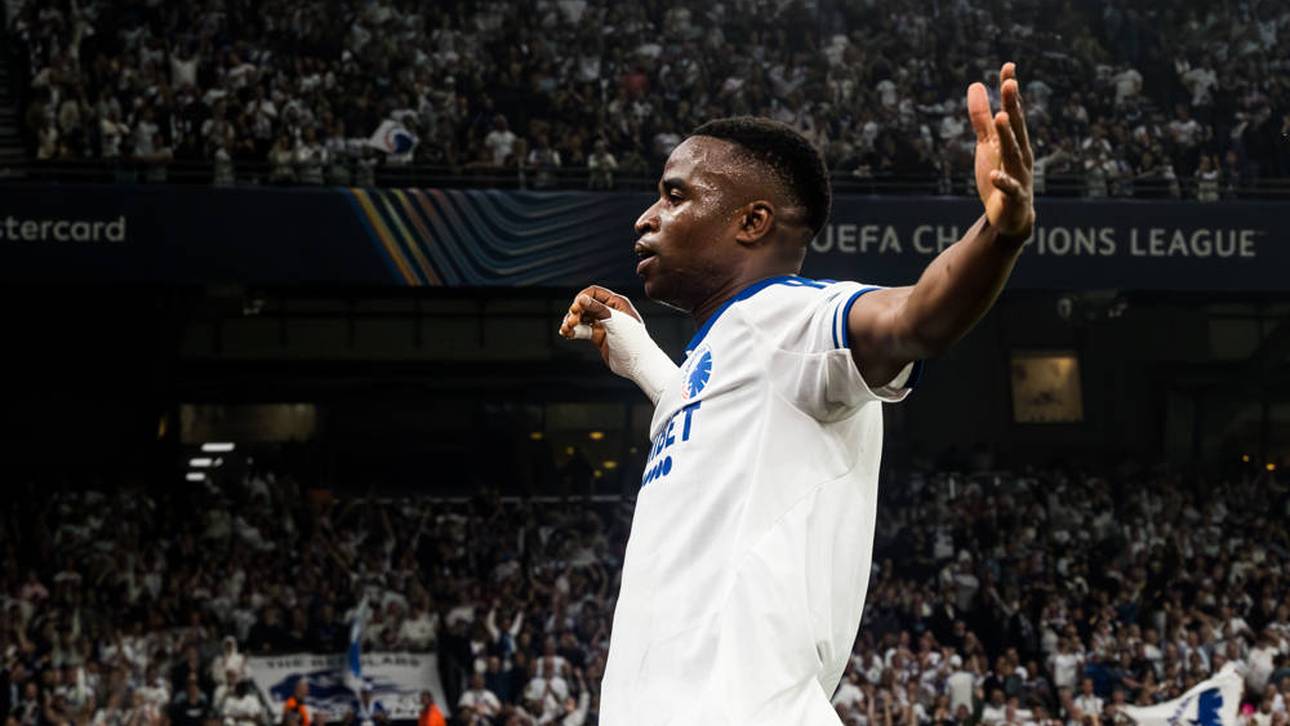 Moukoko feiert Erfolgserlebnis