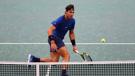 Rafael Nadal punktet beim ATP-Turnier in Paris gegen Chung Hyeon am Netz