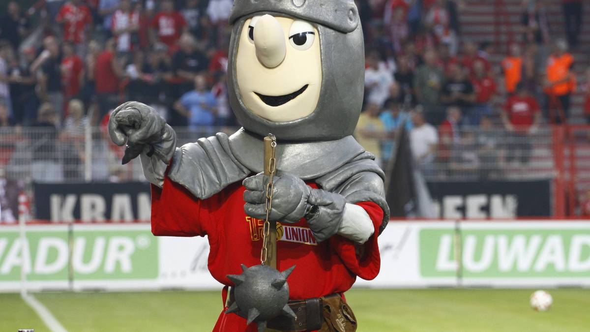 Wie es sich für die "Eisernen" aus Berlin-Köpenick gehört, ist das Maskottchen nicht unbedingt ein Kuscheltier. Dass der "Ritter" sein Temperament nicht immer unter Kontrolle hat versteht sich dann wohl von selbst. Wer will schon einen langweiligen Ritter haben. Also läuft "Keule" 2002 nach dem Führungstreffer der Unioner gegen den VfB Lübeck schnurstracks auf den Platz, um den Treffer zusammen mit seinen Jungs zu feiern. Für sein emotionales Verhalten wird Keule dann aber doch von der DFL gesperrt