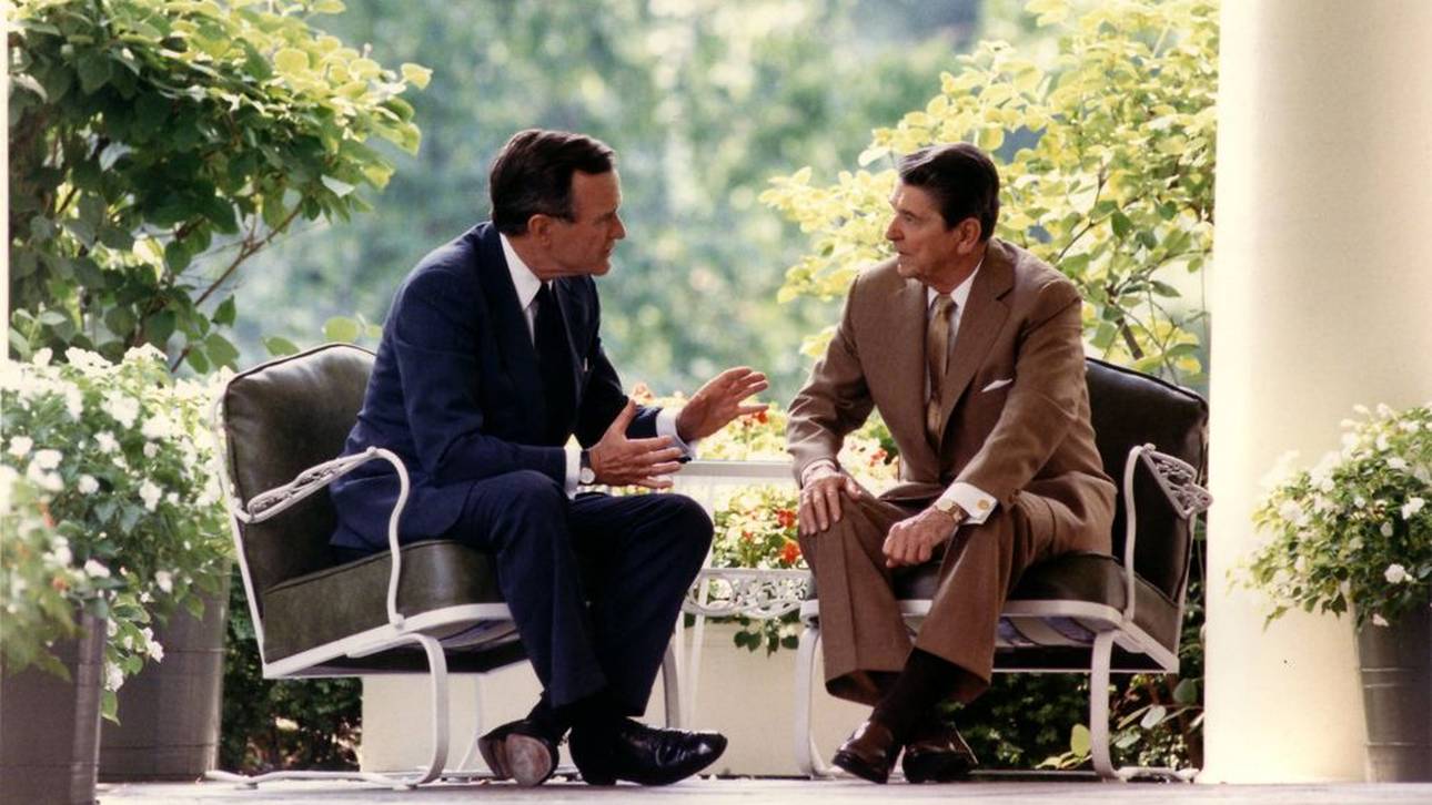 Unter den Präsidenten Ronald Reagan (r.) und George H.W. Bush kam es zu drakonischen Anti-Drogen-Gesetzen