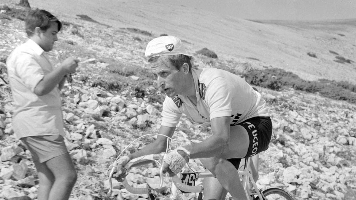 1967: Tom Simpson war kreidebleich, sein Körper gezeichnet von Dehydrierung und der Anstrengung in der Gluthitze der Provence. Der Asphalt hatte 54 Grad Celsius, als sich der Brite am 13. Juli auf den Weg zum Mont Ventoux machte. Wenige Minuten später war Tom Simpson tot. Im Anstieg fuhr Simpson Schlangenlinien, fiel anschließend auf die Straße. Der 29-Jährige rappelte sich nochmals auf, kollabierte dann aber erneut