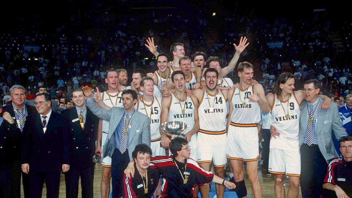 Der DBB verpflichtet ihn als Nationaltrainer - die Entscheidung macht sich bezahlt. 1993 gelingt unter seiner Regie der größte Erfolg der deutschen Basketballgeschichte: das DBB-Team wird überraschend Europameister