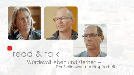 Wie wollen wir einmal sterben? Mitten im Leben beschäftigt diese Frage wenige. Doch unheilbar krank sind es genau jene Orte, die Menschen Wärme und Geborgenheit schenken: Hospize. Lebensqualität, Schmerzfreiheit und menschliche Nähe in der letzten Lebensphase – doch eine große Studie offenbarte vor einigen Jahren in Bayern im Bundesvergleich gerade im stationären Bereich ein heftiges Unterangebot. Und auch die Finanzierung durch die Krankenkassen ist nicht ausreichend. Die Kosten werden nur zu 95 Prozent übernommen. Stationäre Hospize sind deshalb auf Spenden angewiesen. Und auch die Auslastung ist oft bei 100 Prozent. Wie können wir die Hospizversorgung weiter ausbauen? Anita Read besucht bei ihrem Streifzug durch Bayern das Christophorus Hospiz in München sowie das Kinderhospiz St. Nikolaus im Allgäu, spricht mit Betroffenen und Verantwortlichen. Zudem nimmt sie den neu geschaffenen Hospiz- und Palliativberatungsdienst für Menschen mit Behinderung unter die Lupe und spricht zudem mit verantwortlichen Politikern: Ist der Politik der Stellenwert der Hospizversorgung überhaupt bewusst? Die Hospizarbeit als Schlüssel für ein würdevolles Leben bis zuletzt. Doch haben wir diese enorme Bedeutung wirklich verstanden?