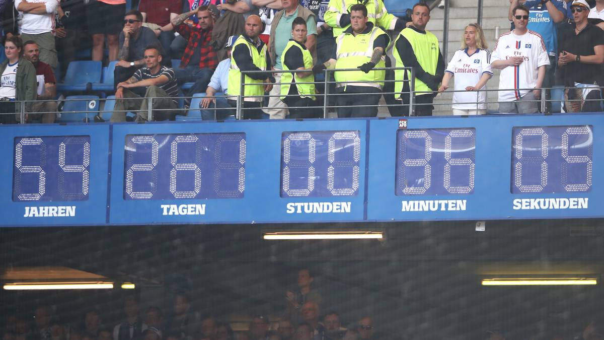 Die Bundesliga-Zeit des HSV ist nach 54 Jahren und 261 Tagen abgelaufen. Seit diesem Tag ist auf der Stadionuhr die Zeit seit der Vereinsgründung zu sehen