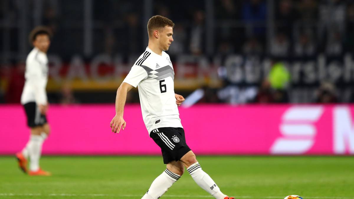 JOSHUA KIMMICH: Mit der Nummer 6 startete er neben Gündogan. Kimmich mühte sich, leistete sich kaum Fehler und hatte auch in Halbzeit eins die meisten Ballkontakte (83). Insgesamt solide, in der Offensive jedoch weniger aktiv als Gündogan. SPORT1-Note 3
