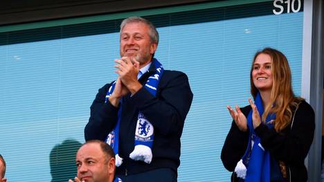 Roman Abramowitsch verkauft den FC Chelsea! Der Verkauf hat dabei aber nicht nur ein politisches Nachbeben, sondern könnte auch den FC Chelsea sportlich beeinflussen.