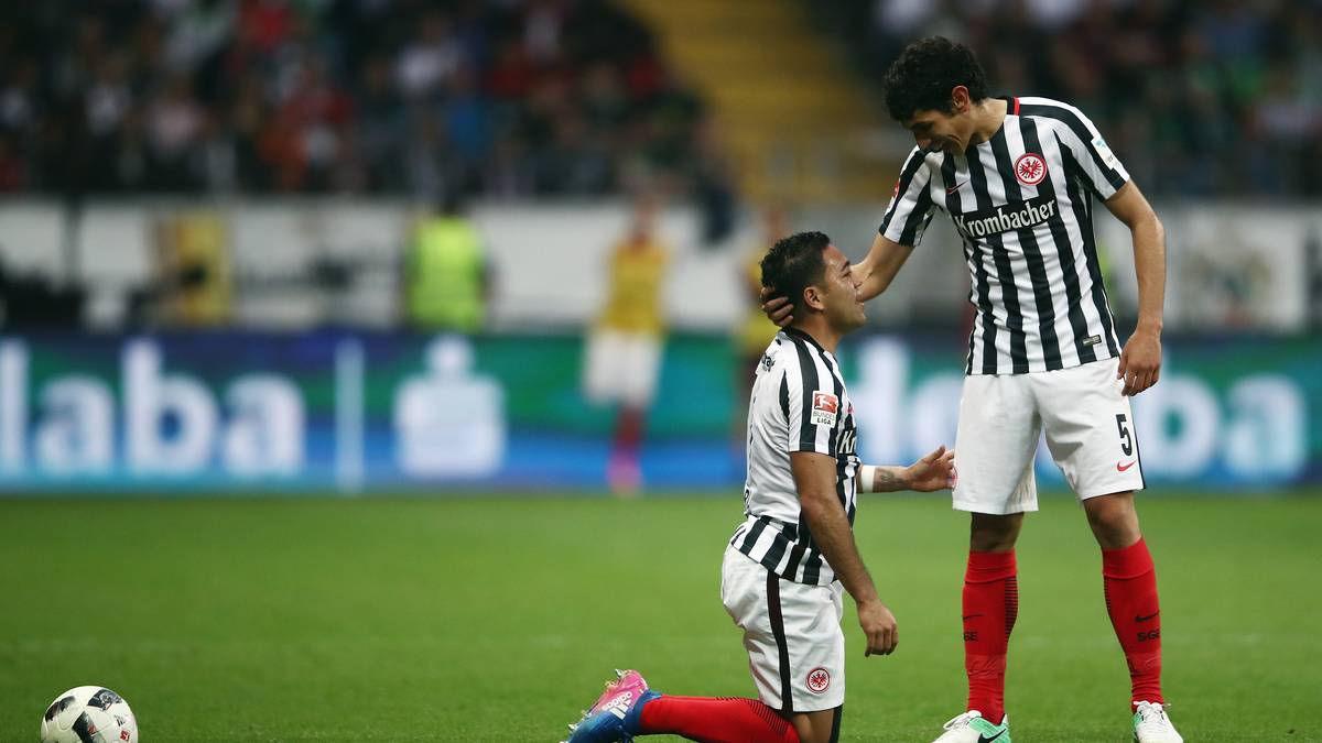 ... und muss getröstet werden. Damit verschießt die Eintracht schon den vierten von bislang fünf Elfmetern in dieser Saison