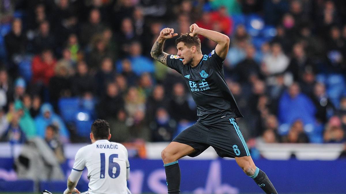 Auch in der Defensive konnte der Wunschtransfer nicht finalisiert werden. INIGO MARTINEZ durfte dank einer Ausstiegsklausel von 32 Millionen Euro Real Sociedad verlassen - doch er wollte nicht. Der Innenverteidiger zog seinen Stammplatz in San Sebastian vor und verzichtete dafür auf einen Wechsel zu Barca