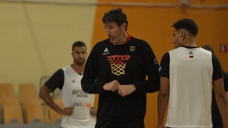 Basketball-Bundestrainer Álex Mumbrú ist nach seinem Krankenhausaufenthalt zurück bei der Mannschaft und leitete das Training vor dem Achtelfinale gegen Portugal.