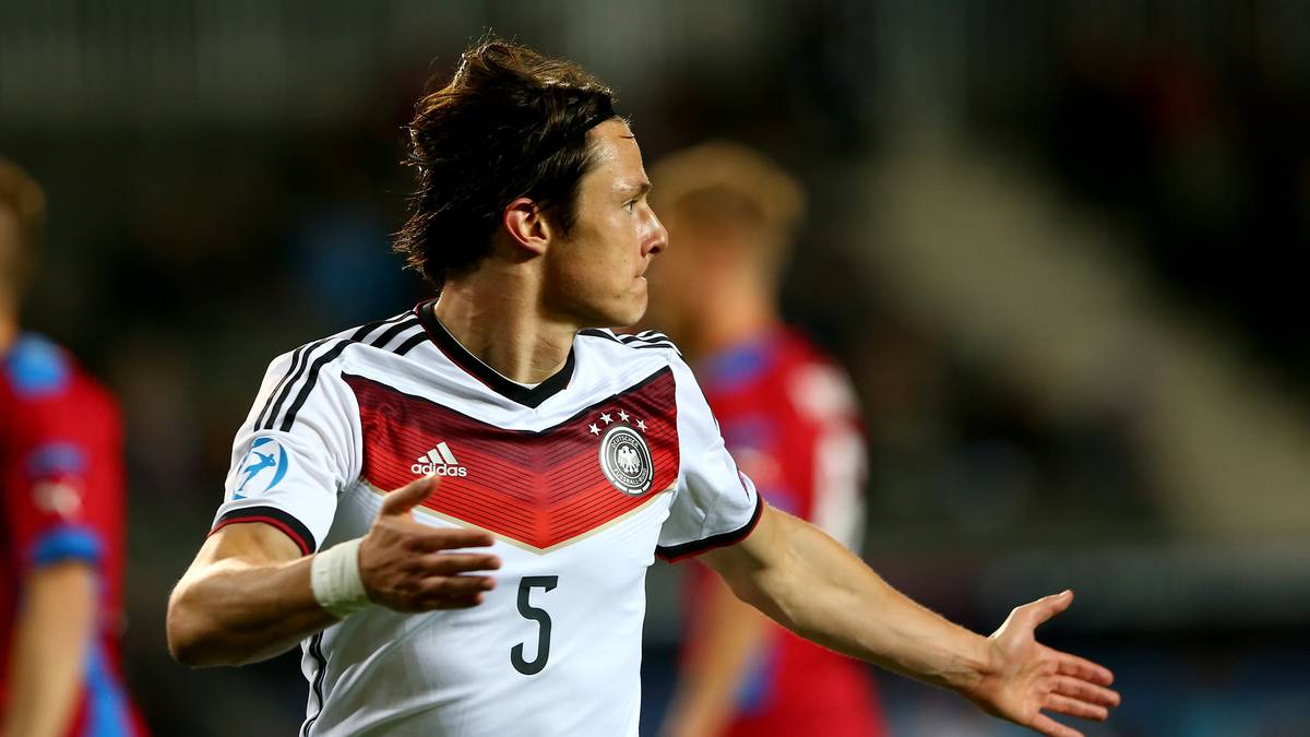 NICO SCHULZ (bis 90. Minute): Darf etwas überraschend als offensiver Mann auf der linken Außenbahn ran, rechtfertigt seine Aufstellung aber von Beginn an. Immer wieder mit gefährlichen Vorstößen, trifft nach herrlichem Solo in der 40. Minute den Ball nicht richtig. Nachdem Meyer sein feines Zuspiel nicht verwertet, nimmt Schulz die Dinge selbst in die Hand und krönt seine starke Leistung nur eine Minute später mit dem Tor zum 1:0 - SPORT1-Note: 2