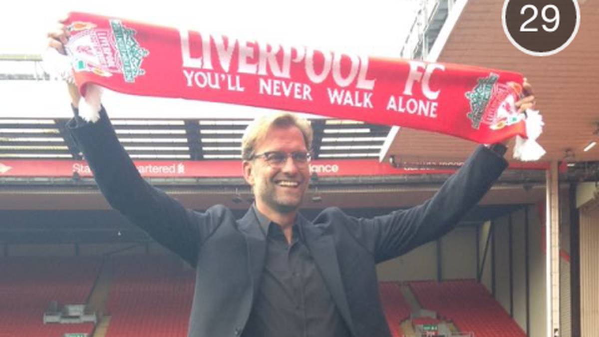 Den obligatorischen Fan-Schal hat Klopp auch schon 