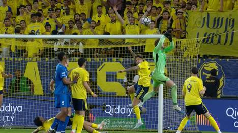 Cristiano Ronaldo und Al-Nassr hatten in Saudi-Arabien die große Gelegenheit, Meister zu werden. Doch im direkten Duell mit dem Tabellenzweiten Al-Hilal musste der Superstar mit ansehen, wie Torwart Bento in der Nachspielzeit der Ball durch die Finger rutschte.