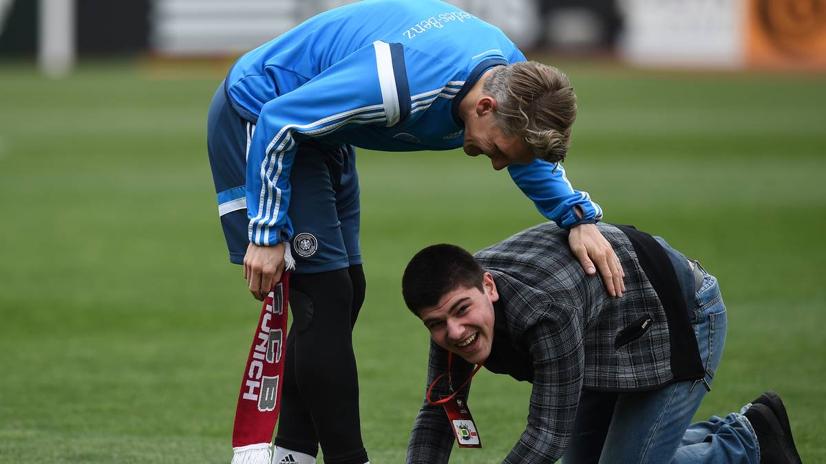 Nachdem der junge Mann seinem Idol endlich sein Präsent überreicht hat, kniet er sogar noch nieder