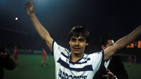 Schalkes Olaf Thon überrascht 1984 einen Tag nach seinem 18. Geburtstag mit einer Gala-Vorstellung beim historischen 6:6 im Pokal-Halbfinale gegen die Bayern. Es ist der Auftakt einer großen Karriere.