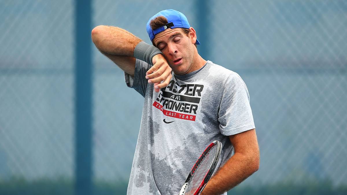 Doch mit den Behandlungen ist es nicht getan. Del Potro, inzwischen auf Rang 1045 zurückgefallen, verbringt lange Zeit mehrere Stunden pro Tag damit, seine Handgelenke zu dehnen und zu stabilisieren, um sie für den Leistungssport tauglich zu halten und stellt sogar sein Spiel um, um diese zu schonen