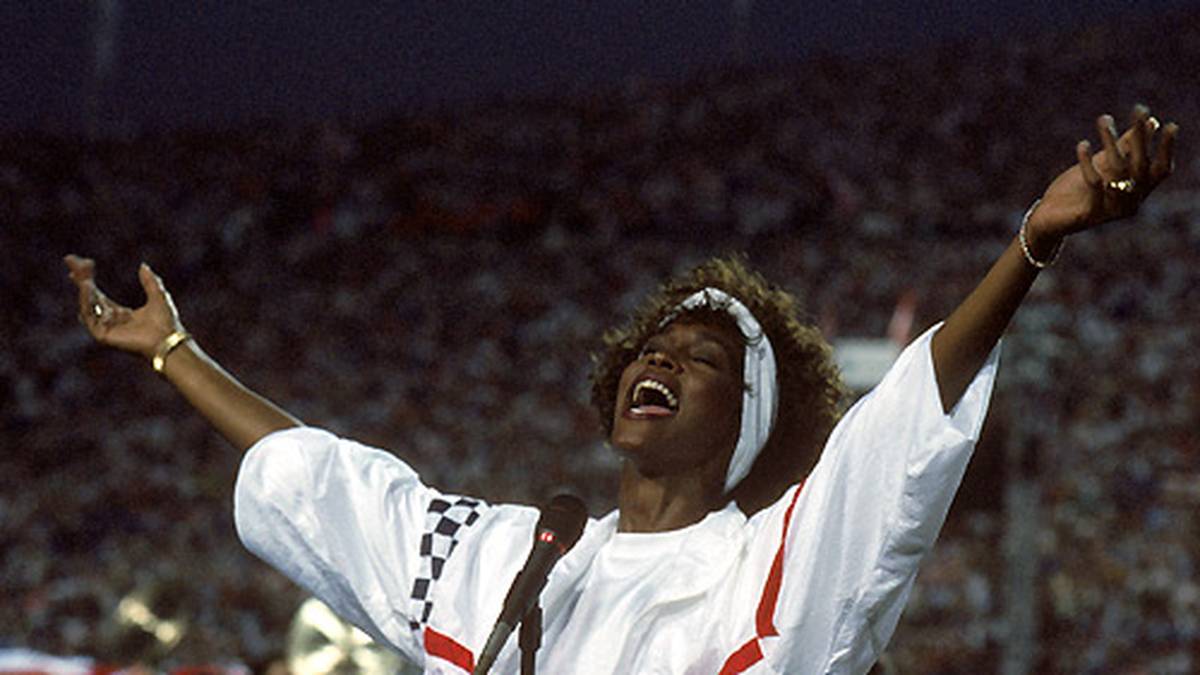 1991 scheint Ballonseide ganz hoch im Kurs zu stehen: Whitney Houston trällert in Tampa/Florida im Jogginganzug die wohl schönte Hymne aller Zeiten
