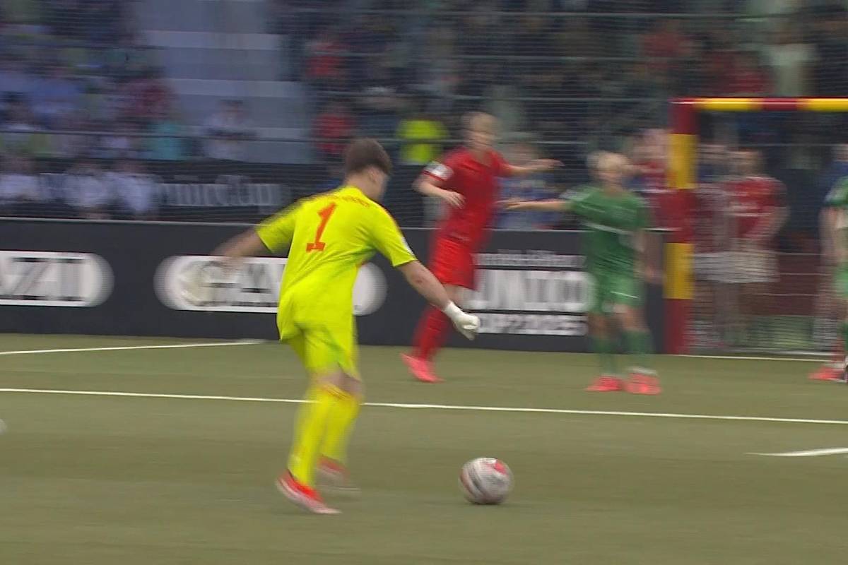 Beim Mercedes-Benz Juniorcup 2025 sorgt Bayerns U19-Keeper Leon Klanac im Gruppenspiel gegen Gladbach für ein echtes Highlight.