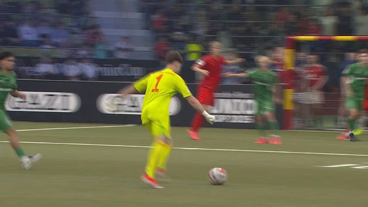 Rumms! Nachwuchs-Torwart des FC Bayern haut einen raus I Mercedes-Benz JuniorCup