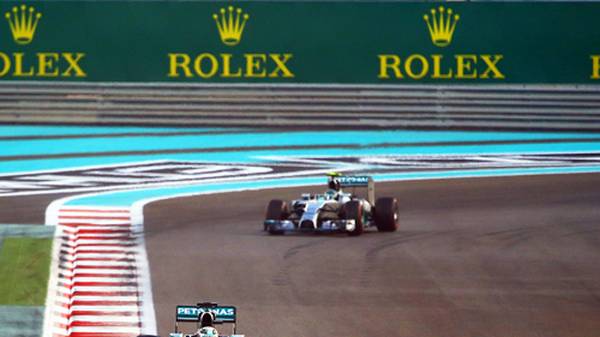 Der vermutliche Plan von Rosberg das Feld einzubremsen, um Attacken auf Hamilton zu ermöglichen, ist damit natürlich über den Haufen gefahren. Hamilton nutzt die freie Fahrt, um ordentlich Abstand zu Platz drei herauszufahren