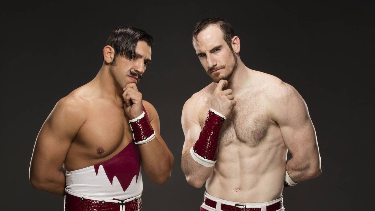Aiden English (r.) tritt mit Simon Gotch bei WWE als Vaudevillains an