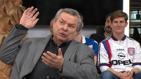 Im STAHLWERK Doppelpass redet sich Waldemar Hartmann in Rage. Es nervt ihn, wie viele Trainer den Fußball zur Wissenschaft machen.