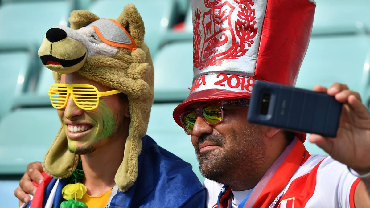 Australien und Peru Fans genießen die Show. Der eine mit Känguru-Kopfbedeckung, der andere mit WM-Zylinder