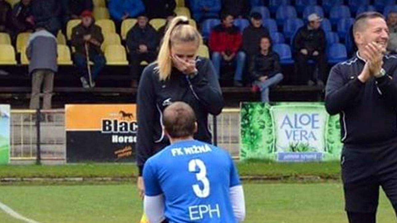 Spieler macht Linienrichterin Antrag