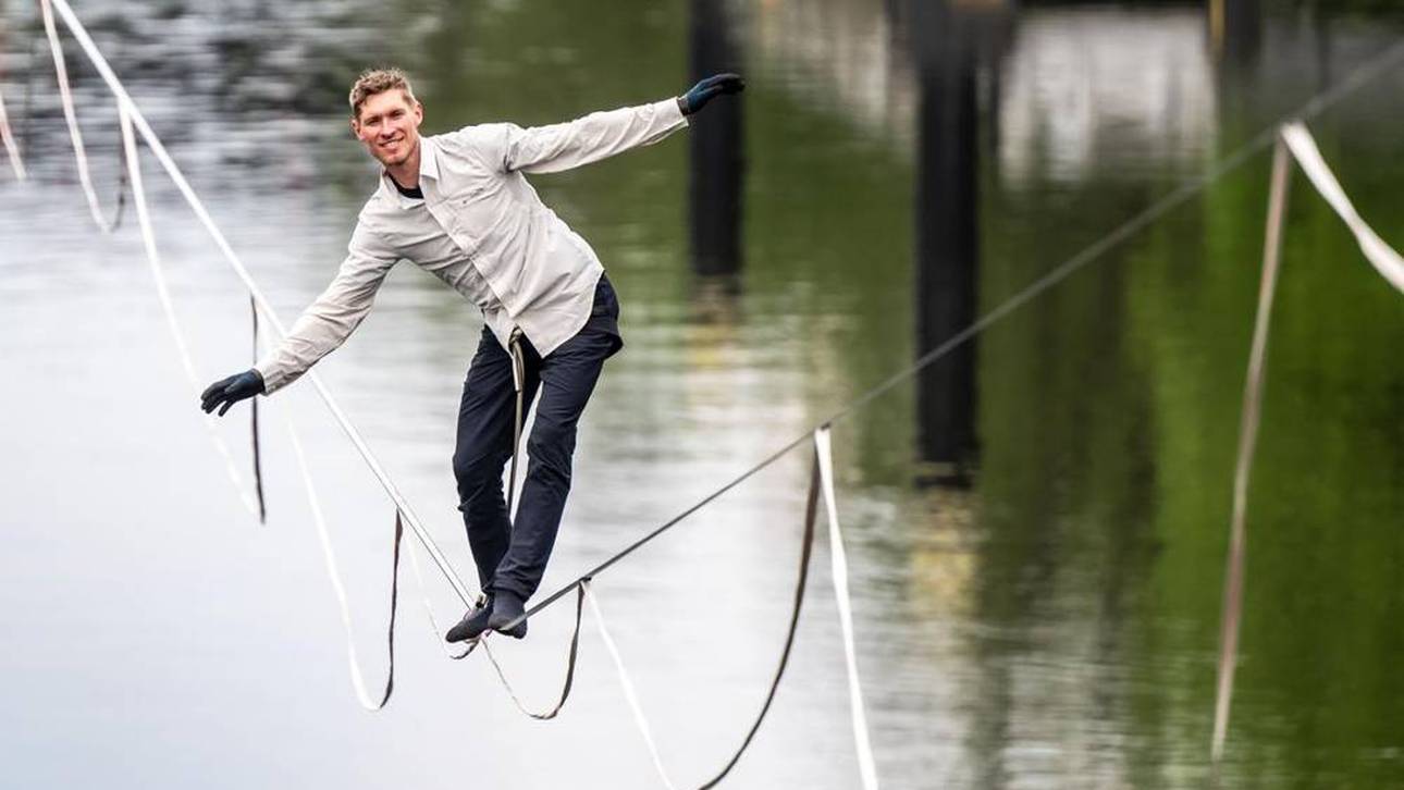 Lukas Irmler balanciert auch auf Slacklines in normaler Höhe
