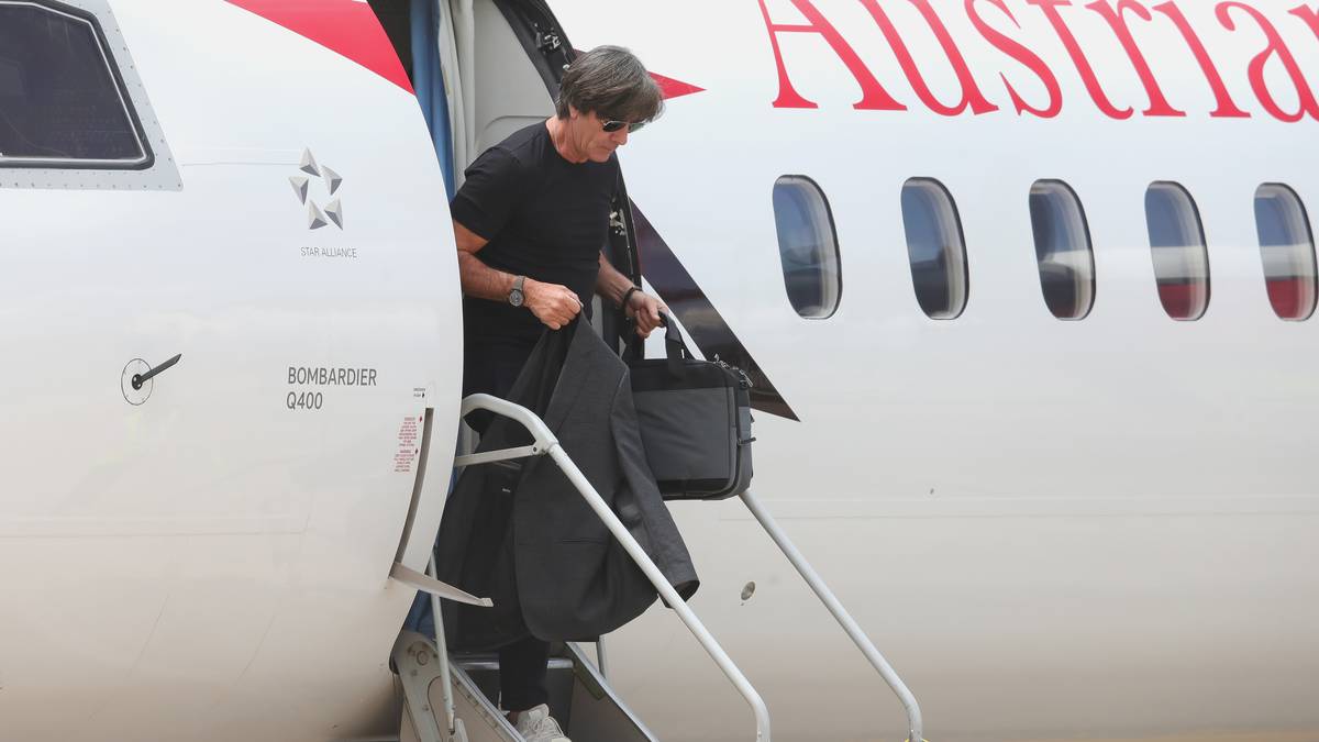 Die heiße Phase der Mission Titelverteidigung hat begonnen: Der Flieger von Bundestrainer Joachim Löw und der deutschen Nationalmannschaft ist am Flughafen Bozen gelandet, von dort aus ging's weiter zum Trainingslager an der Südtiroler Weinstraße