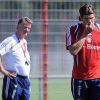Als Louis van Gaal 2009 zum FC Bayern kam, war er nicht von jedem Spieler angetan. Mario Gómez berichtet von einem emotionalen Gespräch, in dem auch Tränen flossen.