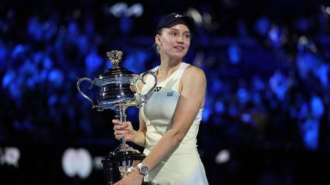 Elena Rybakina ringt Aryna Sabalenka in einem dramatischen Finale nieder und feiert ihren ersten Triumph in Melbourne. Auf dem Weg zum Titel schaltete die Kasachin gleich drei Top-Favoritinnen aus.