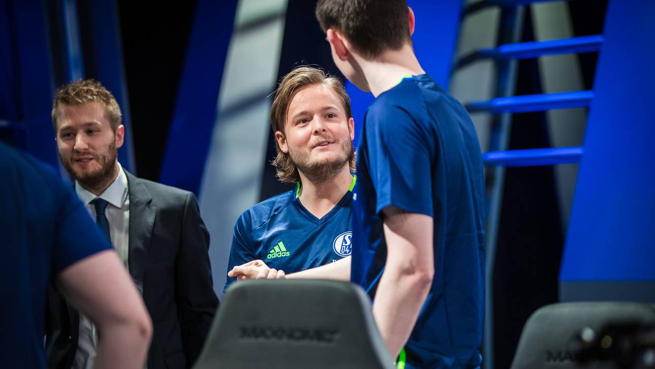 Schalke 04 bleibt an Spitzentrio dran