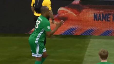 Paulo Sérgio rettet Young Bafana beim Telekom Star Kick in letzter Sekunde das 3:3 gegen die FC Bayern Legends - und führt vor Freude einen kleinen Tanz auf.