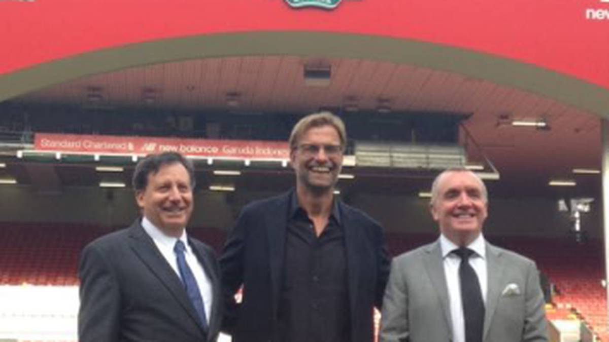 Erstes Foto auf dem heiligen Rasen: Jürgen Klopp mit Liverpools Präsidenten Tom Werner (l.) und Managing Director Ian Ayre