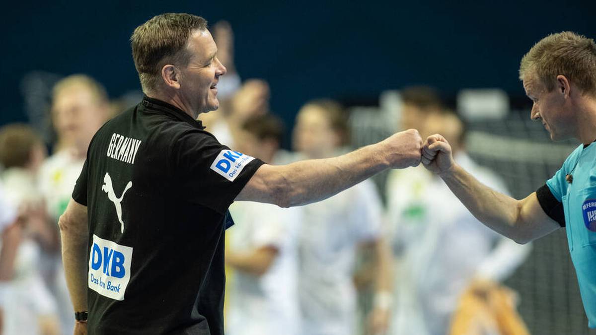 Glücklich nach geschaffter Olympia-Qualifikation: Handball-Bundestrainer Alfred Gislason (l.)