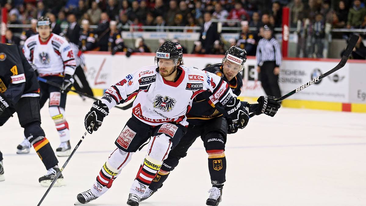 Das Team des damaligen Bundestrainers Pat Cortina hätte nach dem peinlichen 1:2 gegen Italien einen Sieg in der regulären Spielzeit gegen Österreich benötigt, gewinnt aber in Bietigheim-Bissingen nur nach Verlängerung mit 3:2. Und es kommt noch dicker…