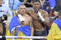 Anthony Joshua verliert auch seinen zweiten Kampf gegen Oleksandr Usyk. Während er sich im Ring recht wacker schlägt, legt er nach dem Kampf einen bizarren Auftritt hin.