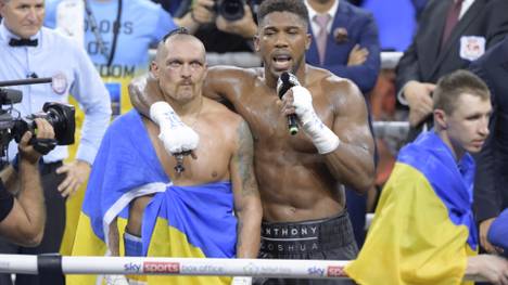 Anthony Joshua verliert auch seinen zweiten Kampf gegen Oleksandr Usyk. Während er sich im Ring recht wacker schlägt, legt er nach dem Kampf einen bizarren Auftritt hin.