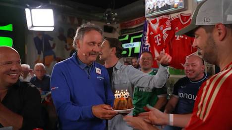 Im Fantalk zum Champions League-Halbfinale des FC Bayern gegen PSG wird ein Ständchen für Peter Neururer gesungen. Dabei bekommt er von Matthias aus dem Publikum, der selber heute Geburtstag hat einen Kuchen überreicht.