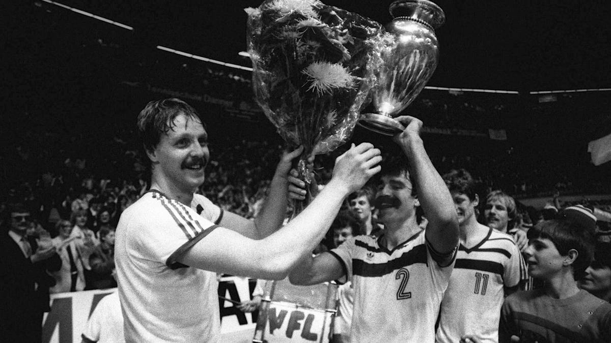 1983: Der THW Kiel zieht gegen Gummersbach den Kürzeren. Der VfL (36:12) gewinnt genau das eine Spiel mehr, das am Ende vor dem THW (34:14) zum Titel reicht. Im gleichen Jahr folgt auch der Gewinn des Europapokals, den Erhard Wunderlich und Brand gebührend bejubeln