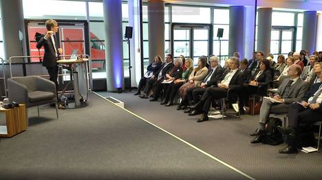 Im aktuelle VdK Magazin miteinander wird ein Vergleich zwischen den Pflegesystemen in Deutschland und den skandinavischen Ländern gezogen. Außerdem spricht Christof Stolle mit der VdK Präsidentin Verena Bentele über Pflege, Grundrente und Veränderungen, die sich durch die Corona Pandemie ergeben haben.