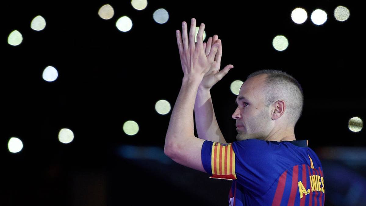 ANDRES INIESTA (2002-2018): Seine unglaublichen Fähigkeiten am Ball machten ihn zu einem wichtigen Teil des Blaugrana-Systems. Nicht umsonst gilt er als einer der größten spanischen Spieler aller Zeiten. In seiner Zeit bei Barca gewann Iniesta 32 Trophäen 
