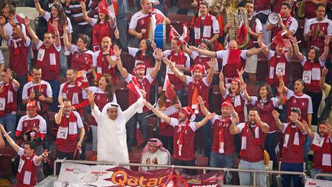 WM-Gastgeber Katar kauft spanische Fans zum Jubeln und kleidet sie identisch ein