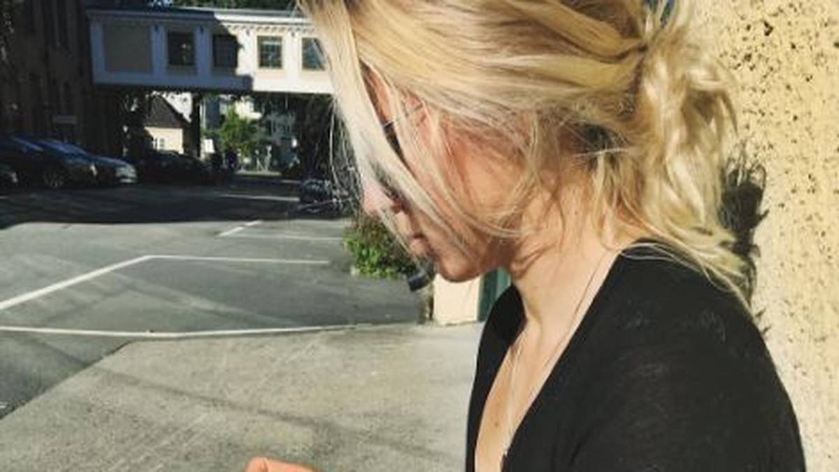 Wenn es in ihrer Heimat Norwegen dafür einmal nicht warm genug ist, widmet sie sich ihrem Hobby Stricken