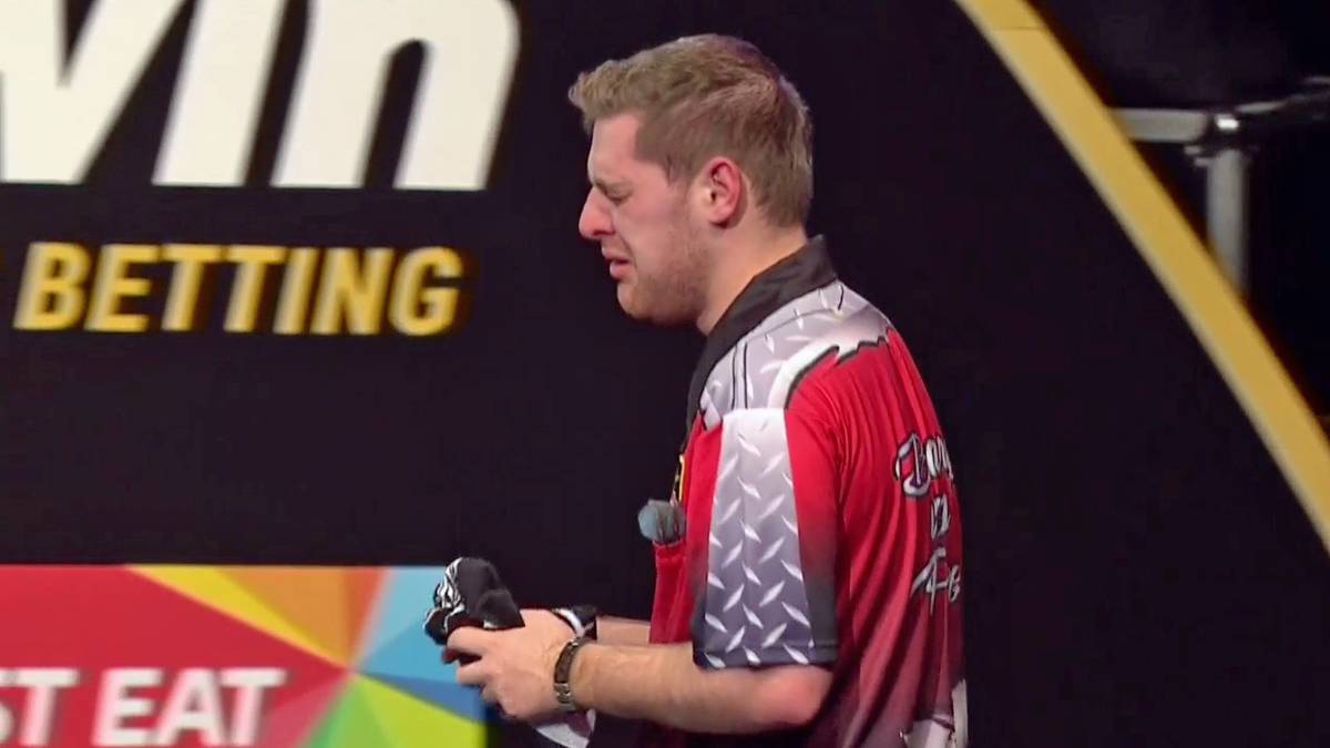 Unvergessen sind auch die Szenen beim Grand Slam of Darts 2017, als der Niederländer Barry van Peer im Match gegen Gary Anderson in Tränen ausbrach, weil er ebenfalls an Dartitis litt
