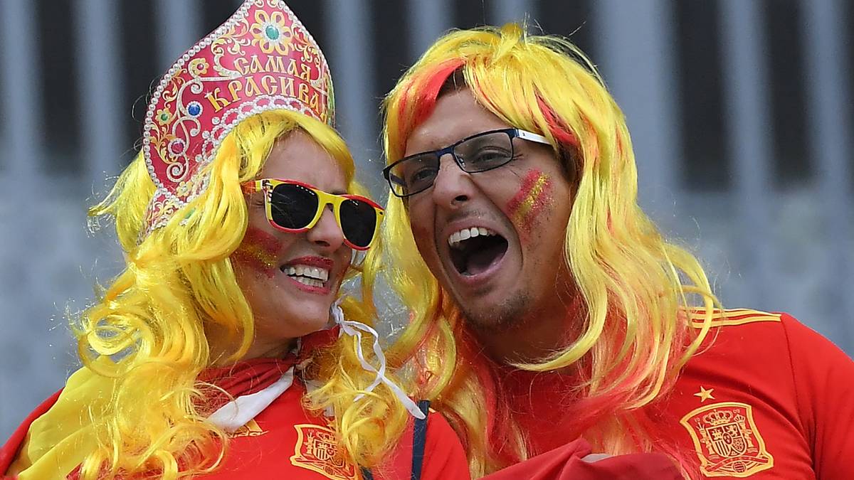 Eine blonde Perücke und den traditionellen russischen Kopfschmuck "Kokoschnik" trägt diese Dame aus Spanien. Die Aufschrift "Allerschönste" wird vom Freund, ebenfalls in Perücke, kräftig bejaht 